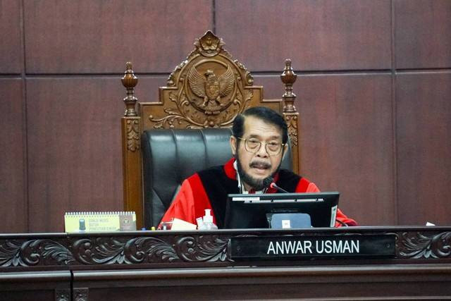 Ketua Majelis Hakim Mahkamah Konstitusi Anwar Usman membacakan putusan batas usia Capres-cawapres di Mahkamah Konstitusi, Jakarta, Senin (16/10/2023). Foto: Iqbal Firdaus/kumparan
