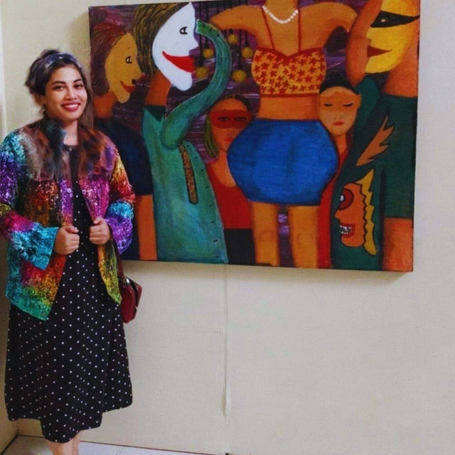 Retno Anjarwati berpose didepan karyanya yang berjudul 'Krisis Identitas'/ Dokumentasi Pribadi