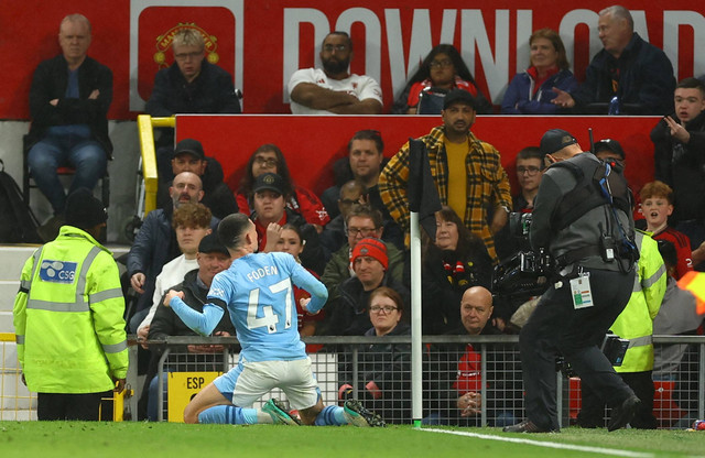 Phil Foden berselebrasi saat laga Manchester United (MU) vs Man City dalam lanjutan Liga Inggris 2023/24 di Stadion Old Trafford pada 29 Oktober 2023. Foto: REUTERS/Molly Darlington