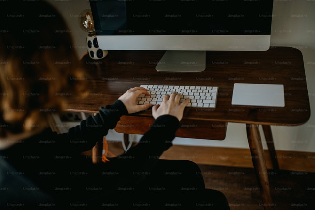 Ilustrasi Cara Mengakses FIle dan Mengelolanya di Komputer. Foto: Unsplash/Unsplash+