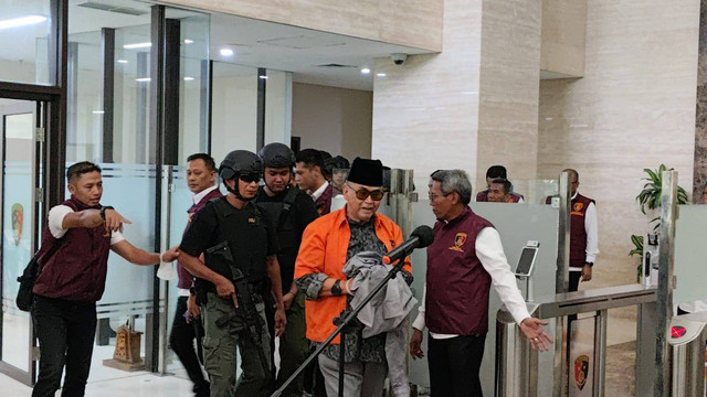 Bareskrim Polri melakukan tahap dua kasus dugaan penistaan agama pimpinan Pondok Pesantren Al-Zaytun, Panji Gumilang ke Kejari Indramayu, Senin (30/10/2023). Foto: Jonathan Devin/kumparan