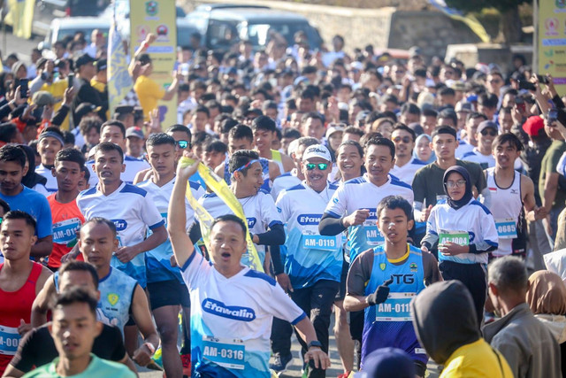 Ribuan pelari mengikuti Etawalin Dieng Run 'Lari Atas Awan' 2023. Foto: Dieng Run