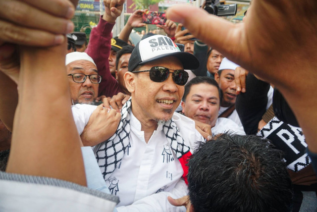 Eks juru bicara Front Pembela Islam (FPI) Munarman saat bebas dari Lapas Salemba, Jakarta, Senin (30/10/2023).  Foto: Iqbal Firdaus/kumparan