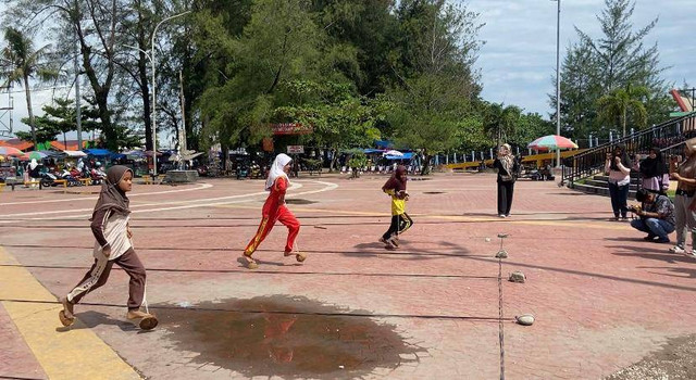 Permaian Sendal Batok yang mulai dikenalkan lagi kepada siswa SD di Kota Pariaman. Foto pribadi