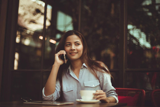 Ilustrasi Etika melakukan panggilan dan menjawab telepon. Sumber: pexels/chevanon photography