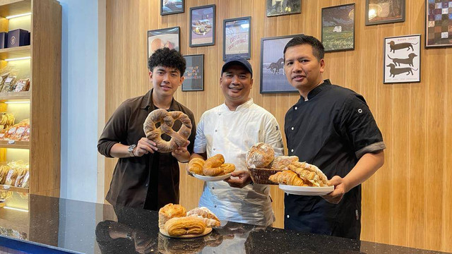 Pemilik Valesca Artisan, roti ala eropa (baju putih Chef Ari dan baju hitam Chef Valen). Foto: Ikhwan / Lampung Geh