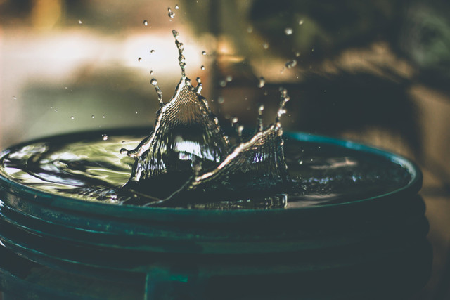 Ilustrasi Cara Mengecek Ponsel Anti Air. Unsplash/Amritanshu Sikdar.