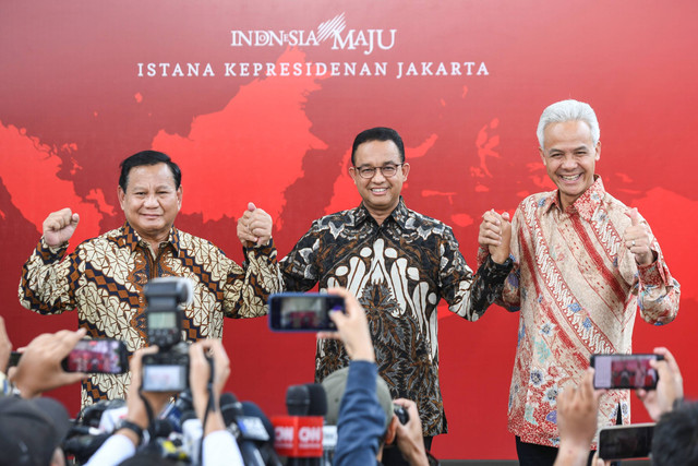 Bakal calon presiden Anies Baswedan (tengah), Ganjar Pranowo (kanan) dan Prabowo Subianto (kiri) bergandengan tangan usai melakukan pertemuan dengan Presiden Joko Widodo di Kompleks Istana Kepresidenan, Jakarta, Senin (30/10/2023). Foto: Hafidz Mubarak A/ANTARA FOTO