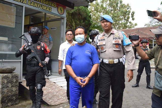 Edi Suseno (berbaju tahanan). Foto: Intan Alliva Khansa/kumparan