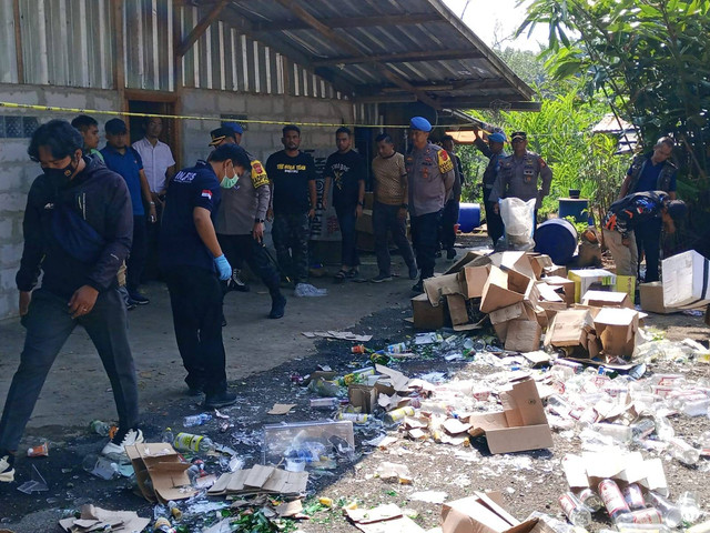 Warung makan penjual miras di Subang yang dipasangi garis polisi. Dok: