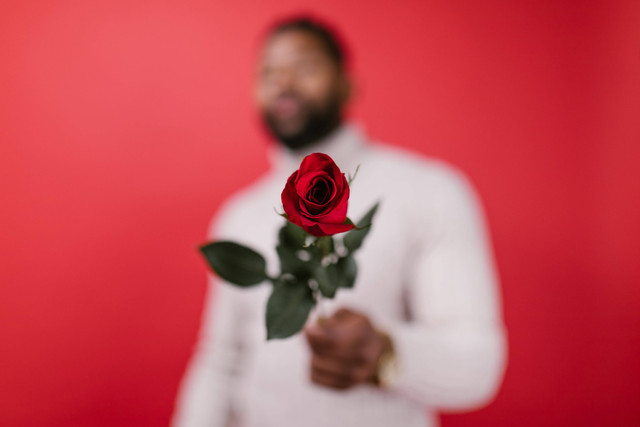 Ilustrasi seorang pria yang memberikan love bombing kepada pasangannya. Foto: Pexels