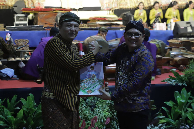 Ajak Anak Muda Kenal Budaya Nusantara, Kampus di Surabaya Gelar Wayang Kulit