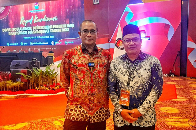 Penulis bersama Ketua KPU RI Hasyim Asy'ari