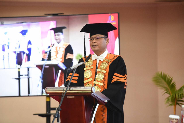 Kepala Lembaga Administrasi Negara (LAN), Prof. Dr. Adi Suryanto, S.Sos., M.Si., CHRM dikukuhkan sebagai Guru Besar atau Profesor bidang Ilmu Administrasi Publik Politeknik STIA LAN Jakarta. Foto: Dok. Istimewa