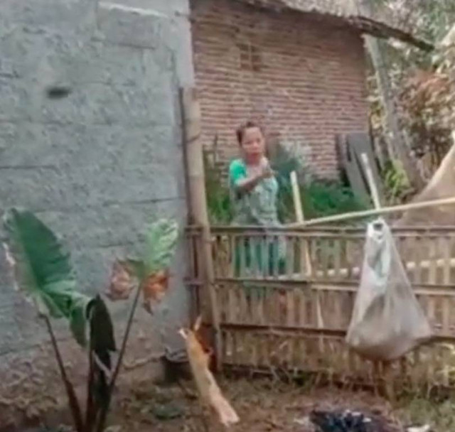 Perempuan pelempar kotoran. Dok: Ist.