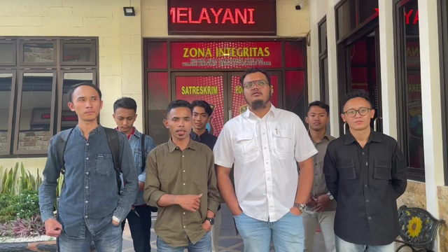 Relawan Ganjar Milenial Center Jawa Timur (Jatim) bersama kuasa hukum berikan keterangan Berita Acara Pemeriksaan (BAP) terkait pencatutan dukung Prabowo ke Polres Malang, Senin (30/10/2023). Foto: Dok. Istimewa