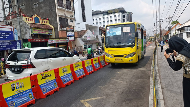 Trans Jogja melintas Jalan Sarkem, Kota Yogya, Selasa (31/10/2023). Foto: Arfiansyah Panji Purnandaru/kumparan