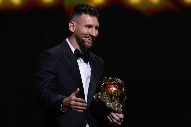 Lionel Messi memegang trofi Ballon d'Or putra di Teater Chatelet, Paris, Prancis, Senin (30/10/2023). Foto: Stephanie Lecocq/REUTERS 