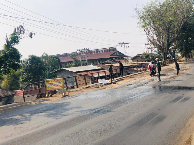 Warga Perbaiki jembatan yang amblas di Kota Bandar Lampung. | Foto: Mutia/ Lampung Geh
