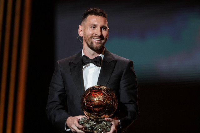 Lionel Messi membawa trofinya Ballon d'Or ke-8 pada upacara penghargaan Ballon d'Or France Football 2023 di Theatre du Chatelet di Paris, Prancis, Senin (30/10/2023). Foto: Franck Fife/AFP