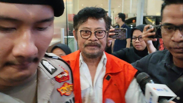 Eks Mentan Syahrul Yasin Limpo (SYL) tiba di Bareskrim Polri untuk diperiksa soal kasus dugaan pemerasan, Selasa (30/10/2023). Foto: Jonathan Devin/kumparan