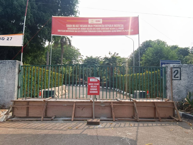 PPKGBK menutup akses Masuk Hotel Sultan di Jalan Subroto dengan beton, Senin (31/10/2023). Foto: Akbar Maulana/kumparan