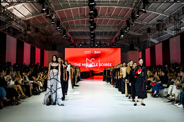 Koleksi Stellarissa di fashion show The Miracle Soiree Jakarta Fashion Week 2024, Sabtu (28/10/2023). Foto: Jakarta Fashion Week/Getty Images