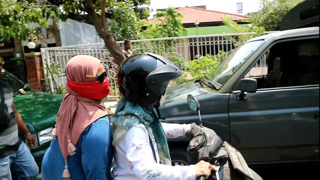Masriah (kiri), warga Desa Jogosatru, Kecamatan Sukodono, Kabupaten Sidoarjo, ditetapkan sebagai tersangka atas kasus buang sampah sambil joget ke rumah tetangganya, Wiwik pada Selasa (31/10/2023). Foto: Dok. Istimewa
