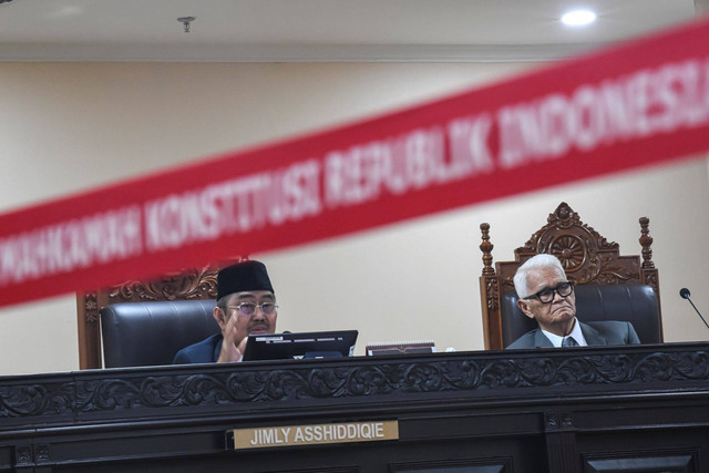 Ketua MKMK Jimly Asshiddiqie (kiri) bersama anggota Bintan R. Saragih di Gedung MK, Selasa (31/10/2023). Foto: M Risyal Hidayat/Antara Foto