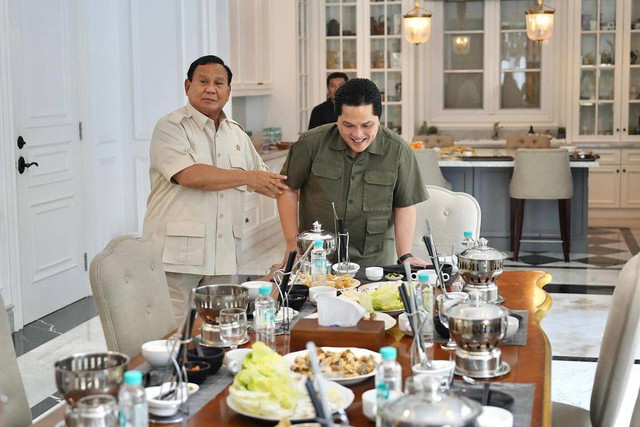 Capres Koalisi Indonesia Maju (KIM), Prabowo Subianto, menemui Menteri BUMN, Erick Thohir, di kawasan Menteng, Jakarta Pusat, Selasa (31/10/2023). Foto: Instagram/@prabowo