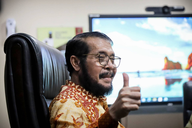 Ketua Mahkamah Konstitusi Anwar Usman tiba di Gedung Mahkamah Konstitusi, Jakarta, jelang sidang dugaan pelanggaran etik MKMK, Selasa (31/10/2023). Foto: Jamal Ramadhan/kumparan