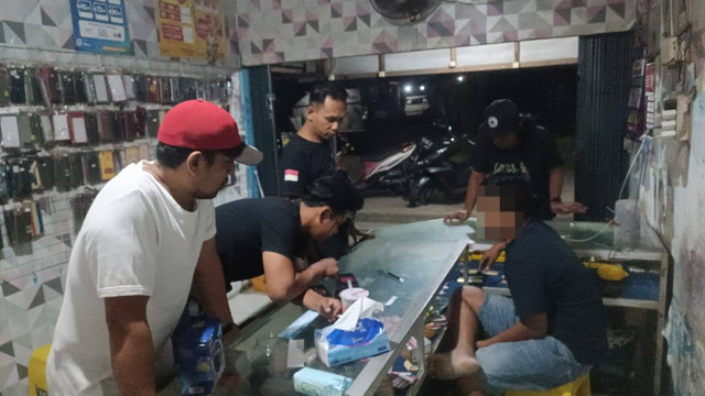 Polisi menangkap pria yang menjual chip higgs domino di Kubu Raya. Foto: Dok. Polres Kubu Raya