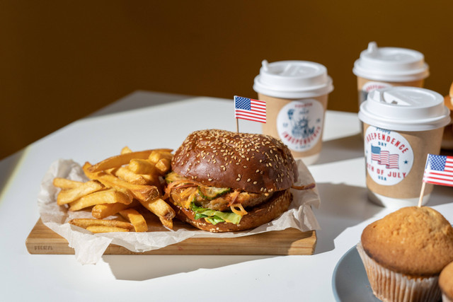 6 Cara Membuat Burger Sederhana. Foto:Pexels/Cottonbro Studio.
