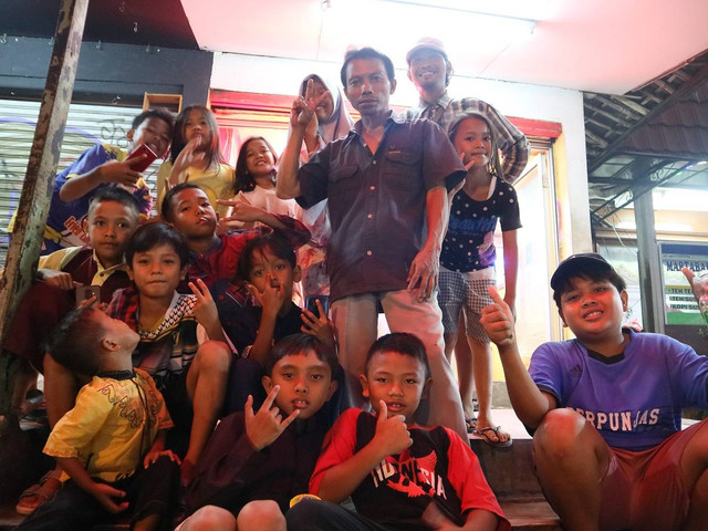 Bus Mania Anak-Anak "Om Telolet Om" / Foto Bahtiar Dwi Susanto