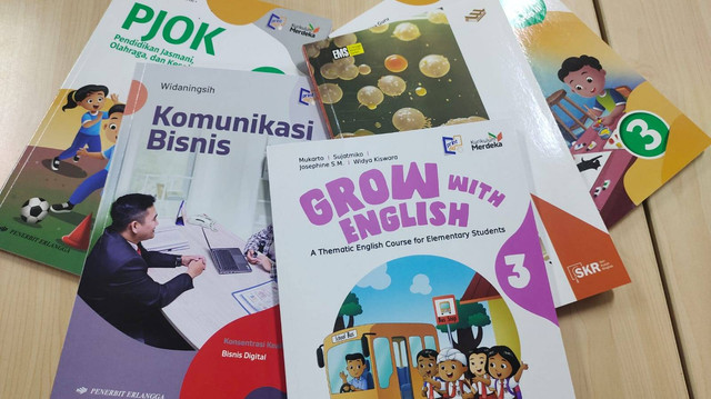 Dokumentasi pribadi. Foto beberapa sampul buku dari PT. Penerbit Erlangga (Foto : Fitri Balqis)