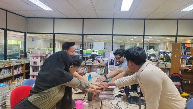 Dokumentasi pribadi. Foto tim erlangga yang selesai melakukan diskusi (Foto : Fitri Balqis)