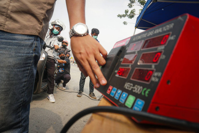 Petugas gabungan yang terdiri dari Ditlantas Polda Metro Jaya, Dinas Lingkungan Hidup DKI Jakarta dan Dinas Perhubungan DKI Jakarta menindak pengendara kendaraan bermotor di razia tilang uji emisi di kawasan Cakung, Jakarta, Rabu (1/11). Foto: Iqbal Firdaus/kumparan