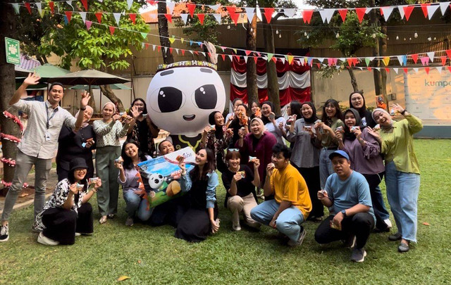 Kebersamaan Baby Mochi dengan Karyawan kumparan. Foto: Istimewa