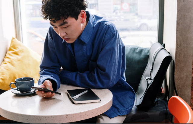 ilustrasi cara membuka blokir panggilan masuk. Foto: pexels.com /Cottonbro Studio