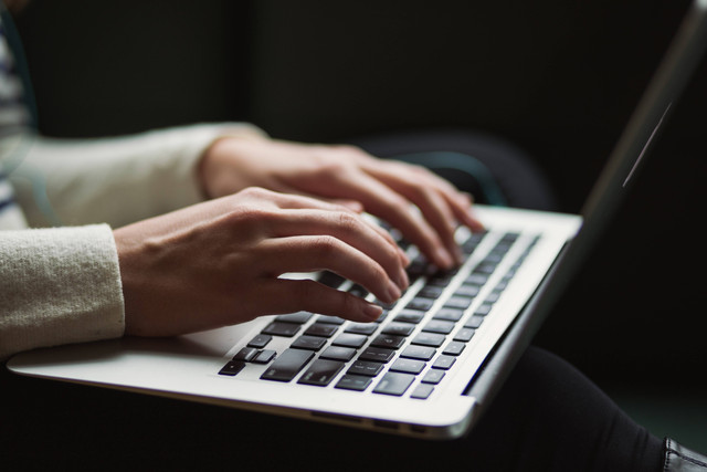 Ilustrasi Cara Menggunakan Zotero. Unsplash/Kaitlyn Baker.