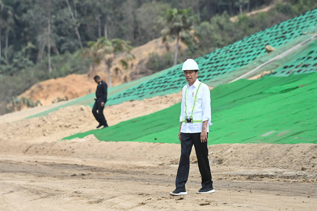 Presiden Joko Widodo meninjau proyek Tol IKN di Balikpapan, Kalimantan Timur, Rabu (1/11/2023). Foto: Hafidz Mubarak A/ANTARA FOTO