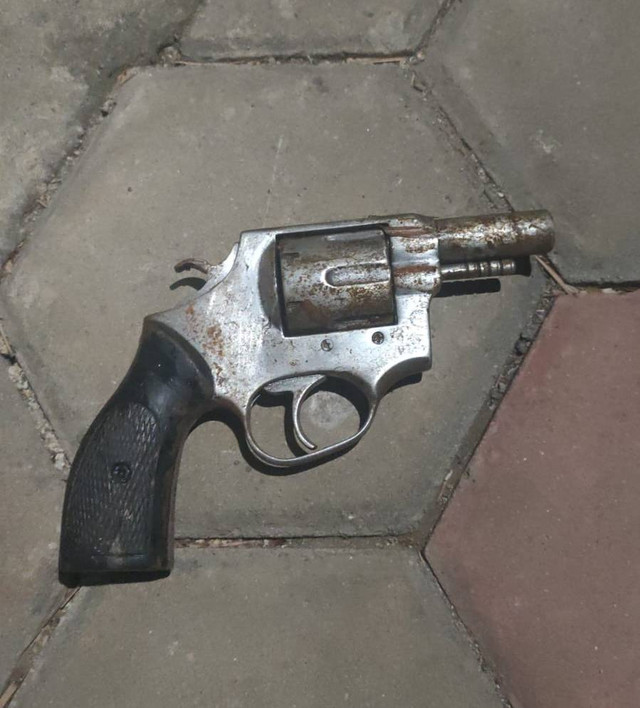 Pistol yang digunakan Felix, penembak pria di Bekasi. Foto: Polres Metro Bekasi Kota