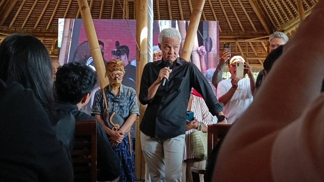 Bacapres Ganjar Pranowo bertemu BEM se-Bali dalam rangka adu gagasan di Taman Inspirasi Munting Siokan, Kelurahan Sanur, Kota Denpasar, Rabu (1/11/2023). Foto: Denita BR Matondang/kumparan