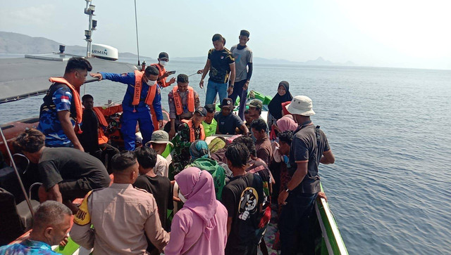 Keterangan foto:Korban gigitan komodo saat dievakuasi oleh Tim SAR gabungan, Rabu (1/11/2023). Foto:Dok.Basarnas Maumere.