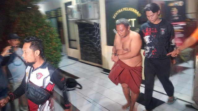 Khoiri alias Satir (52) (bersarung cokelat), mertua yang membunuh menantunya di Pasuruan. Foto: Mili.id