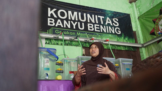 Sri Wahyuningsih atau Bu Ning, pendiri Komunitas Banyu Bening di Ngaglik, Sleman, tak pusing air bersih saat kemarau panjang karena punya stok air hujan banyak yang ia tampung dari taun-tahun sebelumnya. Foto: Arif UT/Pandangan Jogja