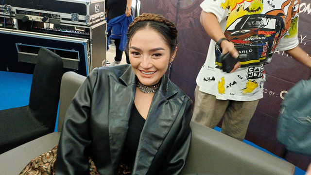 Penyanyi Siti Badriah saat ditemui di kawasan Jatinegara, Jakarta Timur, Rabu (1/11/2023). Foto: Aprilandika Pratama/kumparan