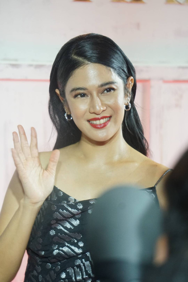 Dian Sastrowardoyo, salah satu cast dari Film Gadis Kretek berjalan pada red carpet di XXI Epicentrum, Kuningan, Jakarta, Rabu (1/11/2023).
 Foto: Iqbal Firdaus/kumparan