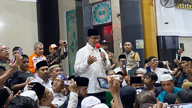Bakal calon presiden dari Koalisi Perubahan, Anies Baswedan di Makam Syekh Burhanuddin di Ulakan Kabupaten Padang Pariaman, Sumatera Barat (Sumbar), Rabu (1/11/2023). Foto: kumparan