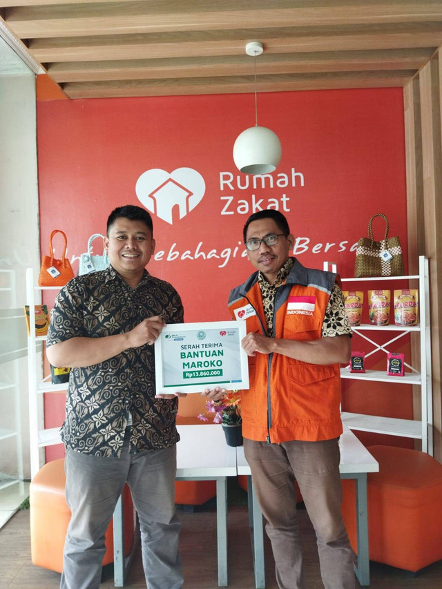 Penyerahan bantuan dilakukan di Kantor cabang Rumah Zakat Matraman, Rabu (18/10/2023).